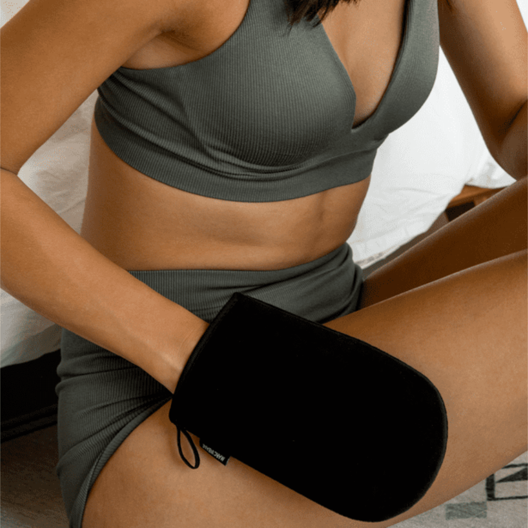 Marc Inbane natural tanning spray voor een egale en natuurlijke bruine teint met handschoen