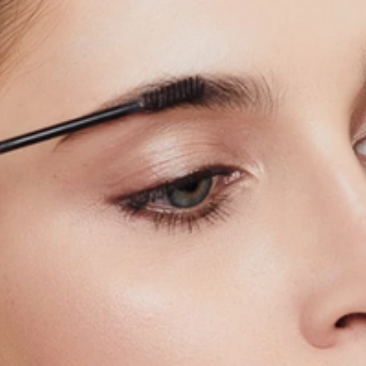 Wenkbrauwmascara van Dr Irena Eris – vult en fixeert voor perfect gevormde wenkbrauwen - lifestyle foto wenkbauw