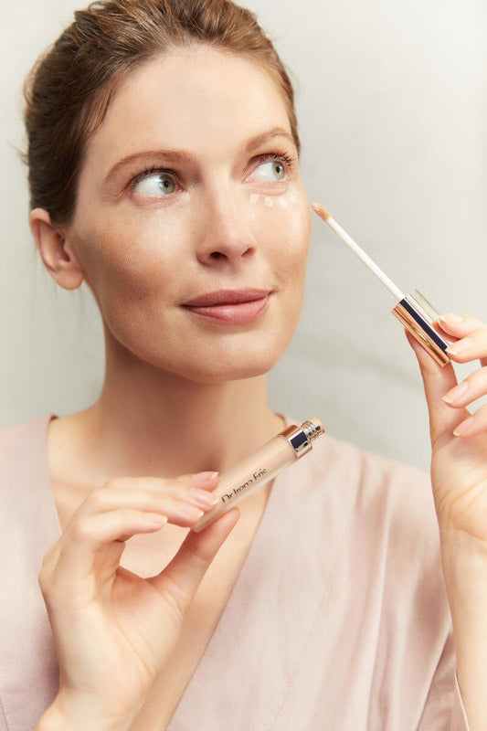 Verhelderende concealer van Dr Irena Eris – egaliseert en laat donkere kringen verdwijnen met vrouw gezicht