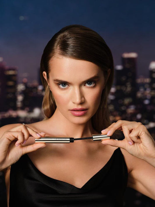 Mascara van Dr Irena Eris voor extra volume en intens zwart - lifestylefoto vrouw