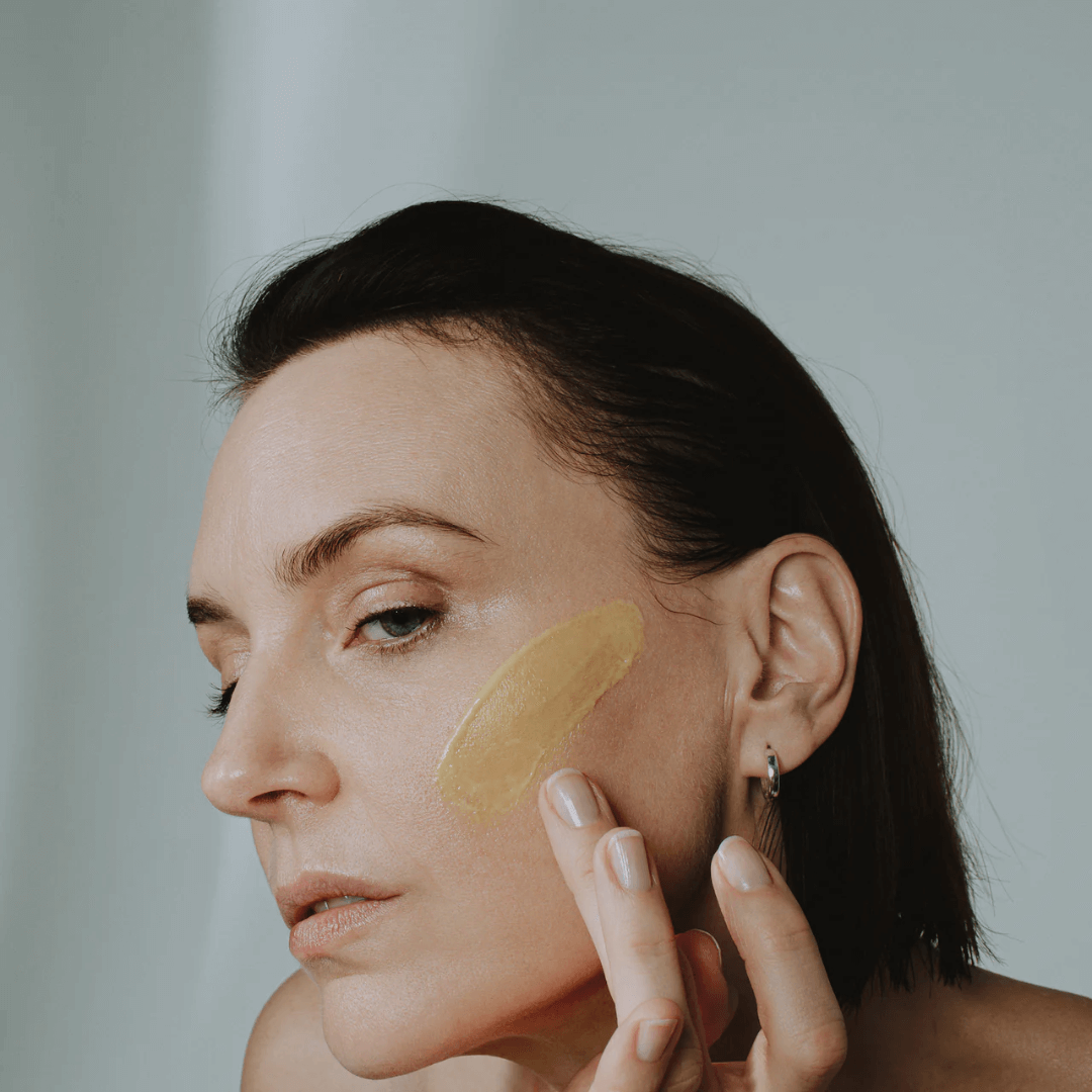 ioan fill me up serum op gezicht vrouw