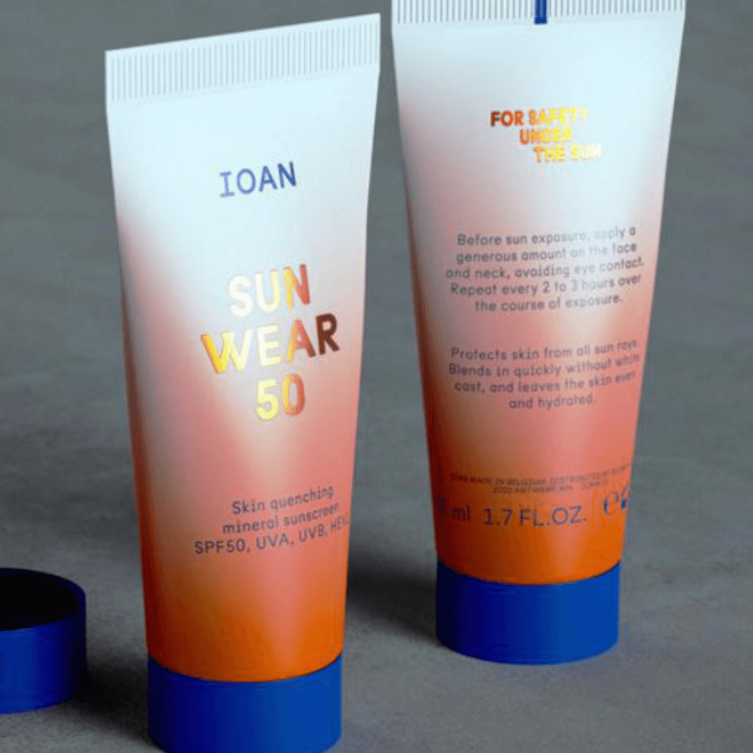 ioan getinte zonnecreme close up voor en achterkant tube