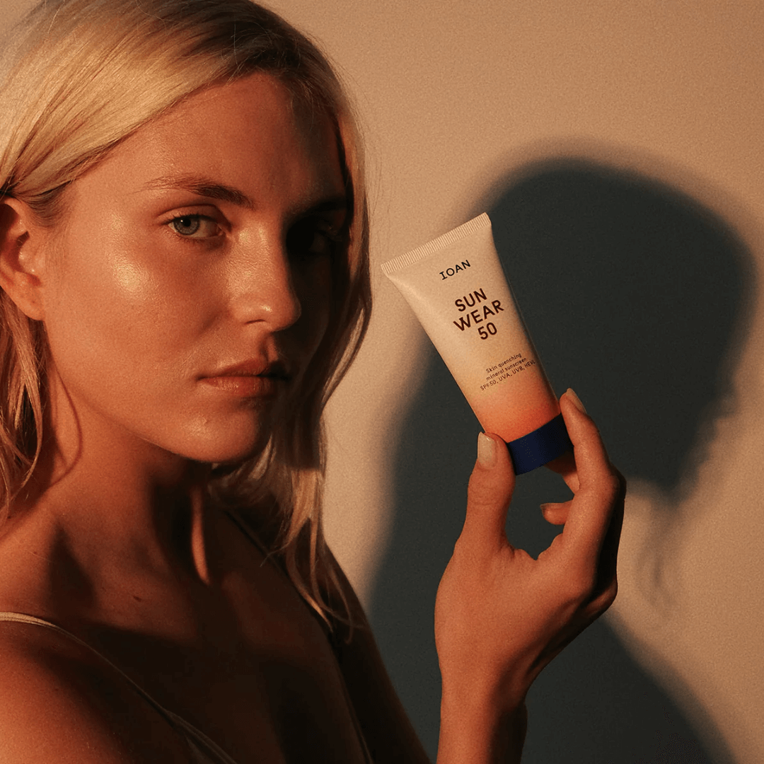 ioan getinte zonnecreme met vrouw