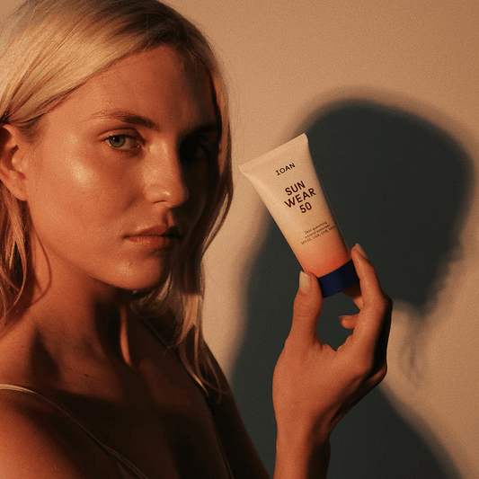 ioan getinte zonnecreme met vrouw