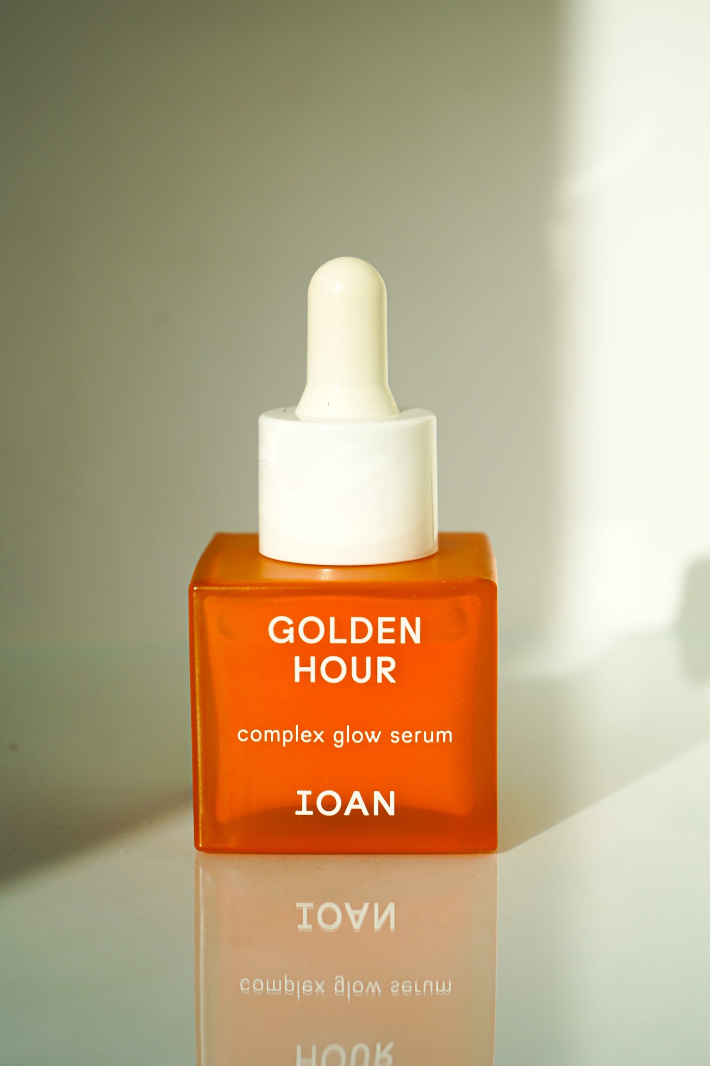 ioan golden hour serum close up