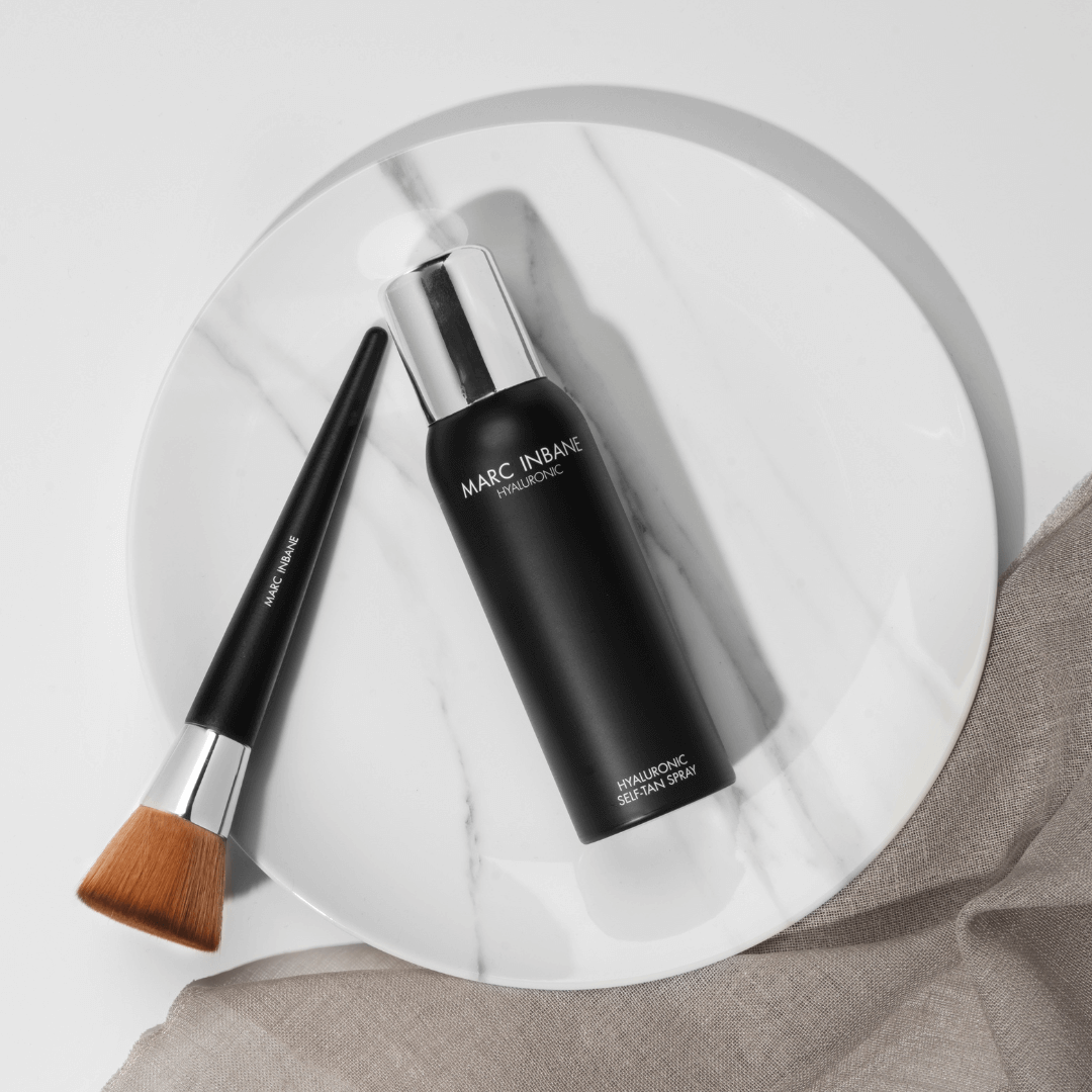 Marc Inbane zelfbruiner spray met hyaluron voor hydratatie en kleur met grote kabuki borstel