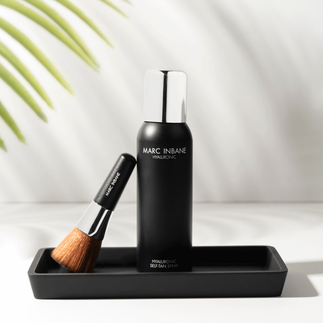 "Marc Inbane zelfbruiner spray met hyaluron voor hydratatie en kleur met kabuki borstel