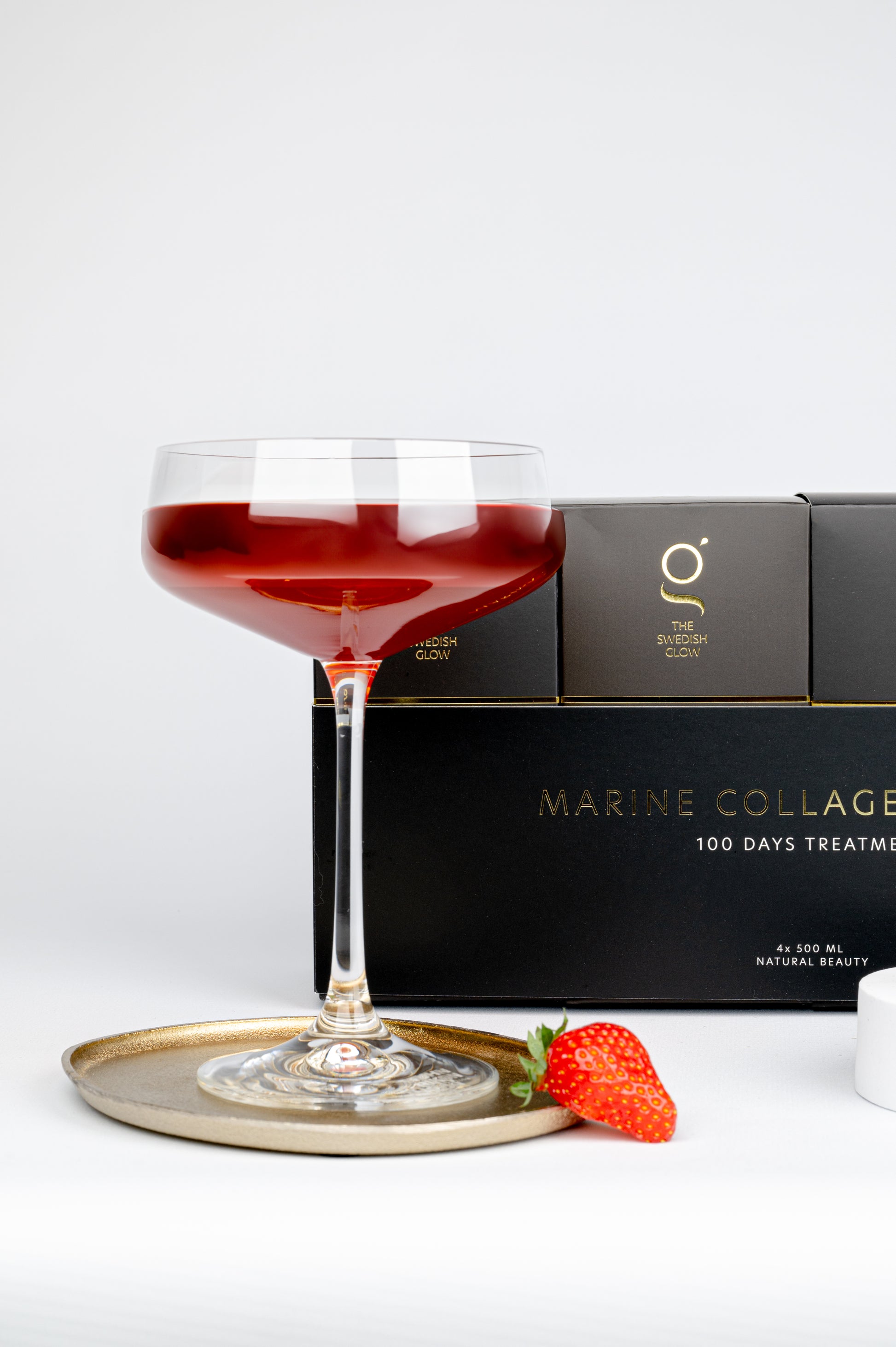 Hooggedoseerd marine collageen van The Swedish Glow – 13.000 mg voor huidverjonging en stevigheid - glas met drank collageen