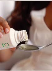 Plantaardige omega 3 van The Swedish Glow – voor huid, hart en hersenen - ingieten op lepeltje