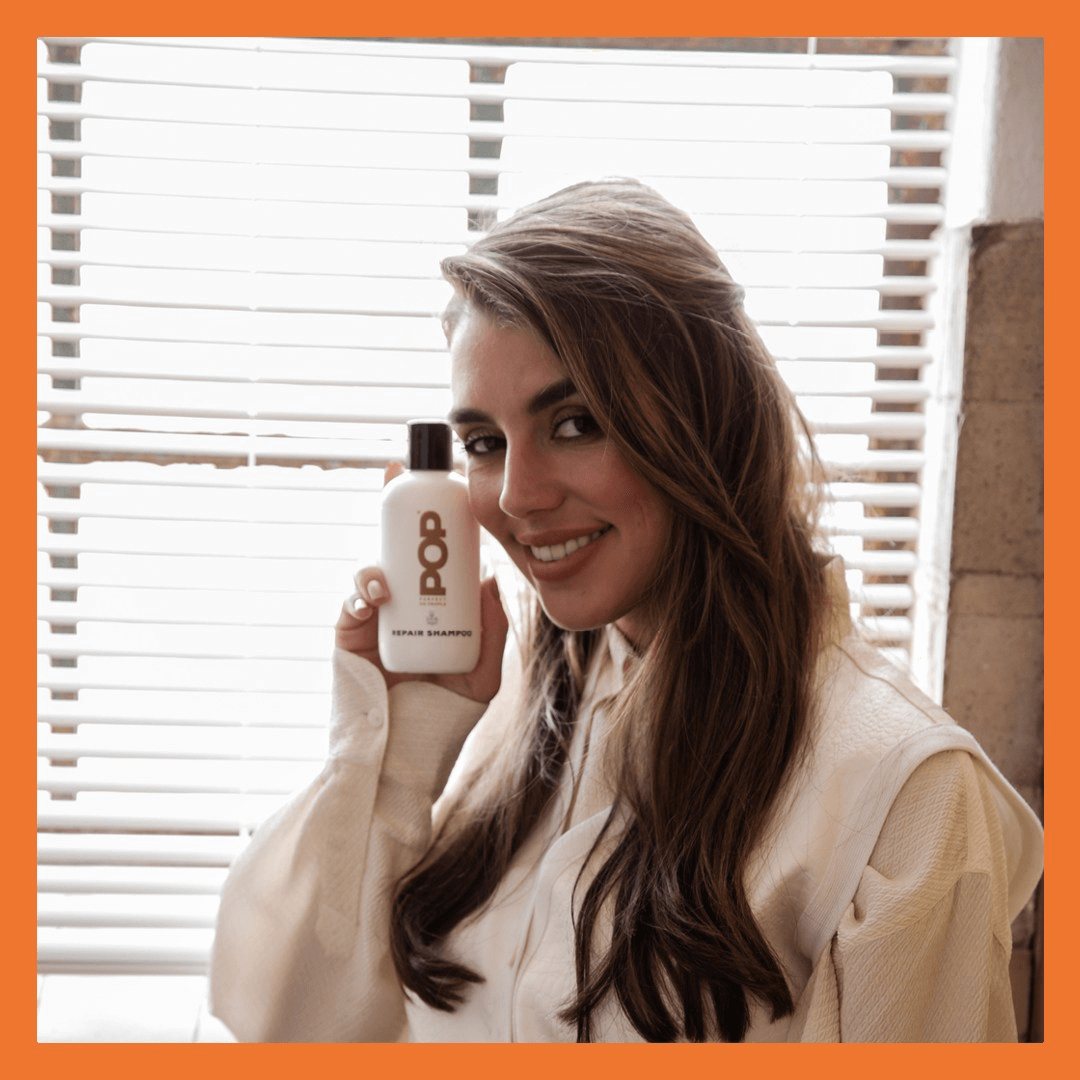 POP Repair Shampoo – intens herstellende shampoo voor beschadigd haar - lifestyle foto vrouw lang haar