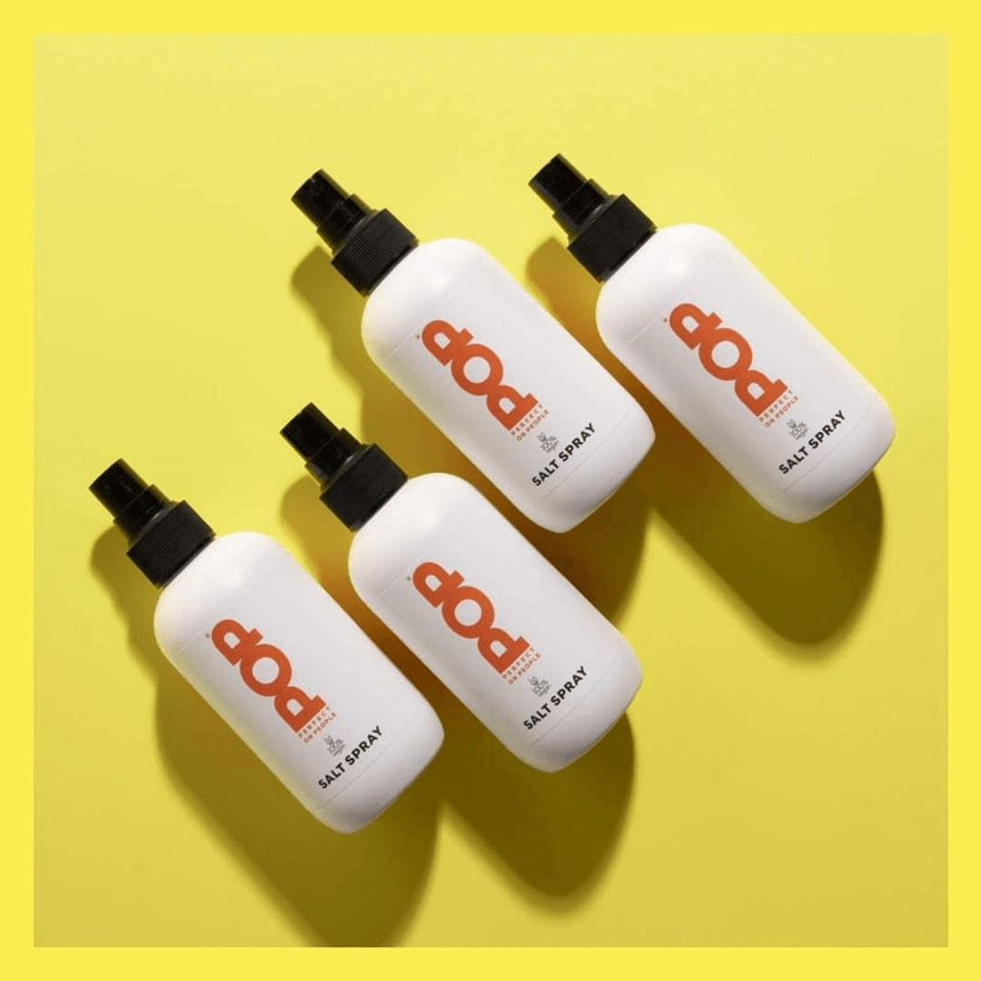 POP Salt Spray – vier flacons op gekleurde achtergrond