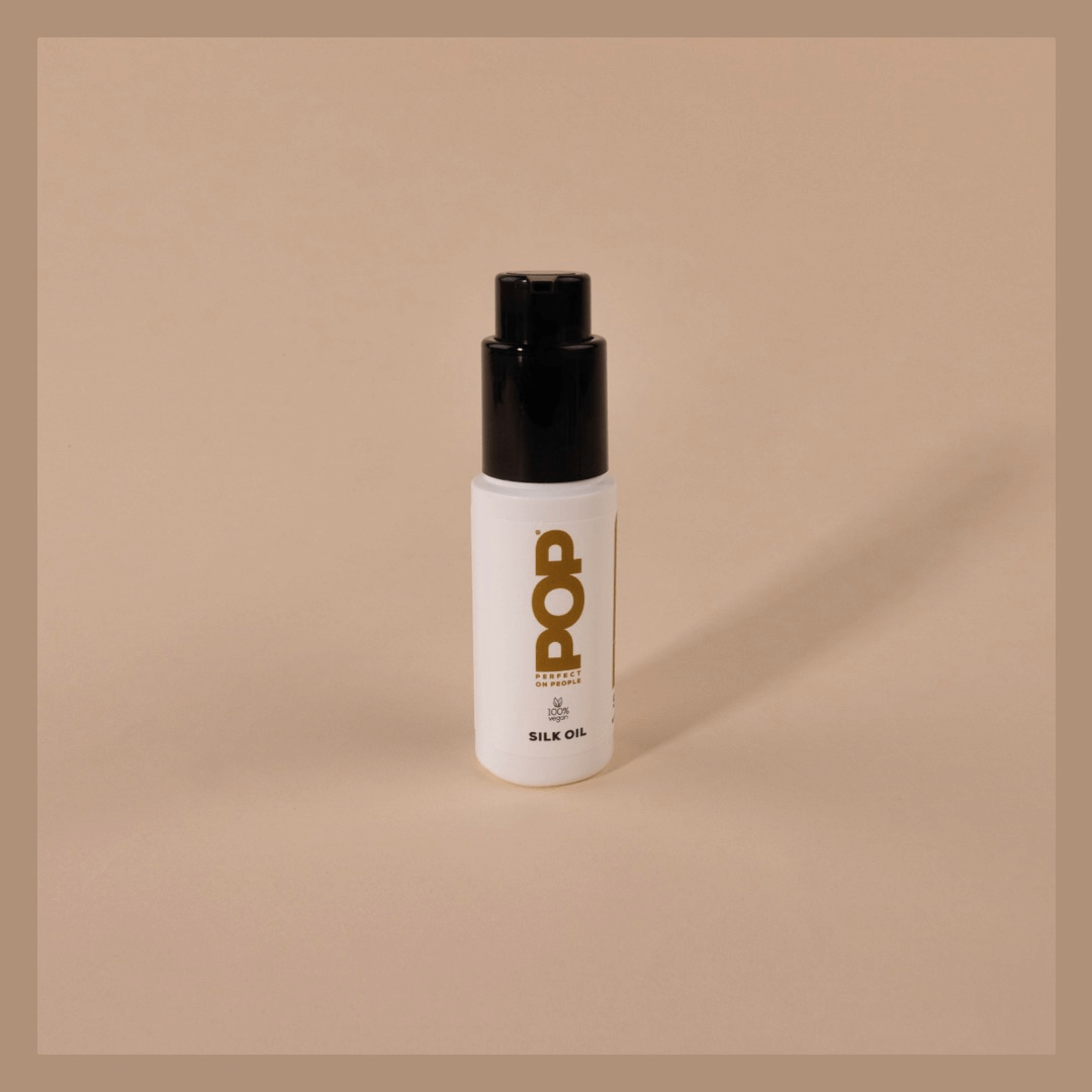 POP Silk Oil – flesje met druppels op beige ondergrond