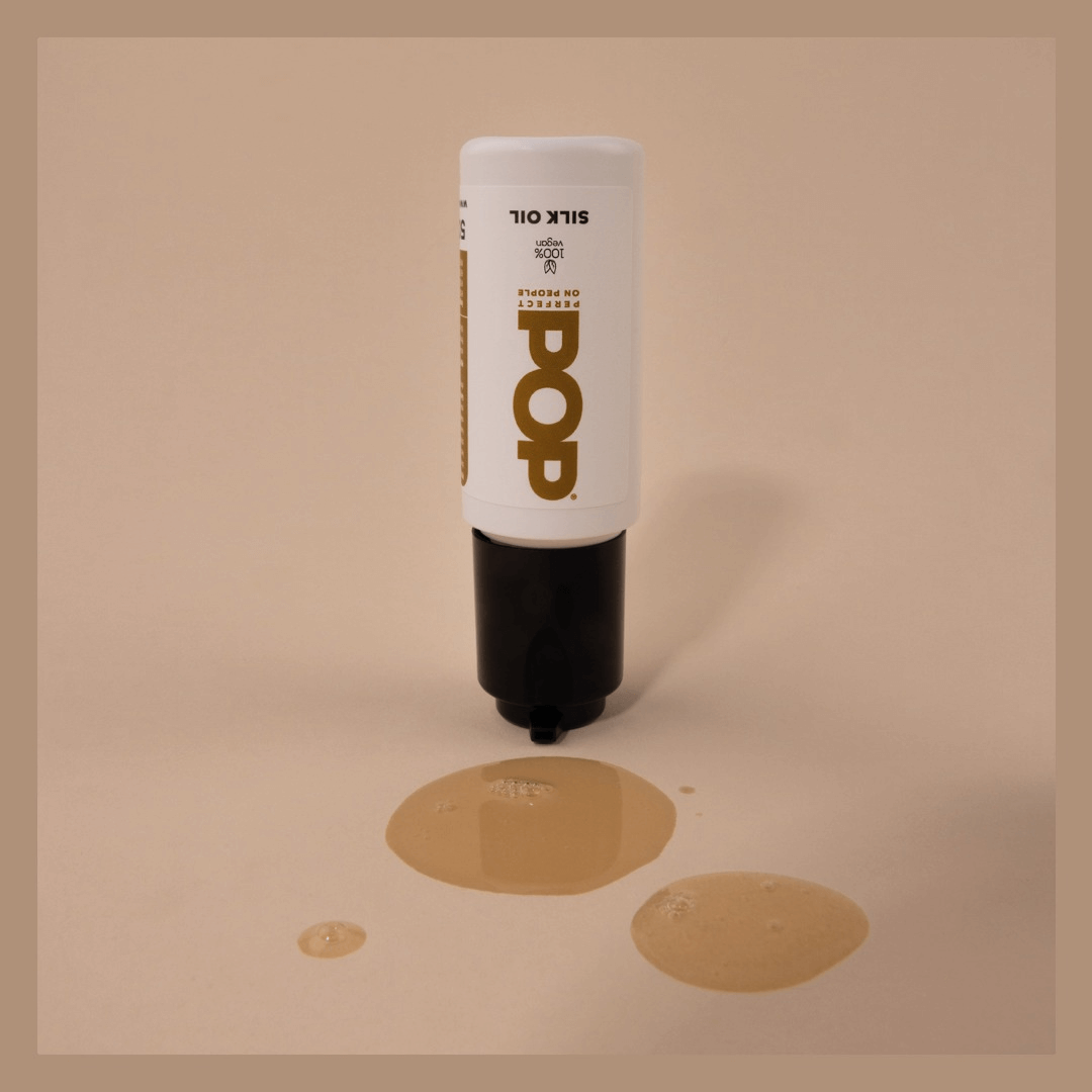 POP Silk Oil – flesje met druppels op beige ondergrond