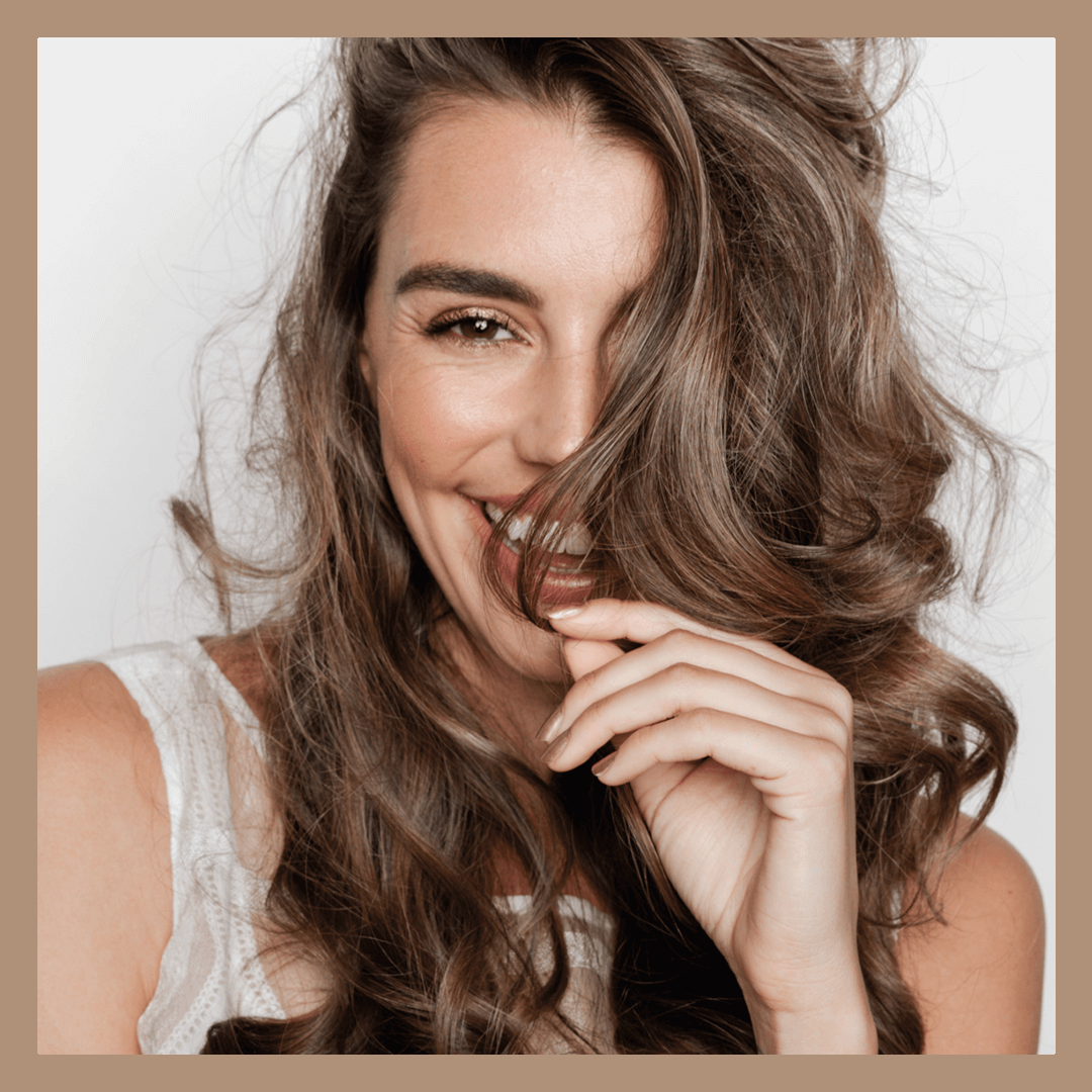 Stylingpoeder en hairspray strong van POP Haircare in gebruik voor meer haarvolume