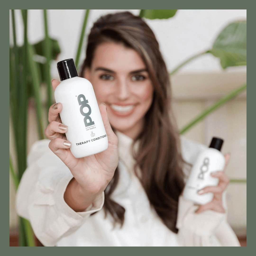 POP Therapy Conditioner – product in gebruik bij lange haren