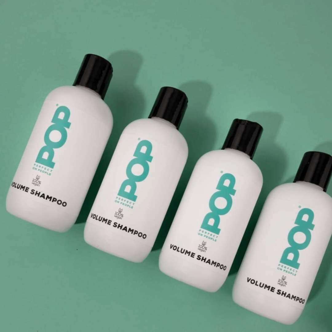 POP Volumeshampoo – meerdere producten op groene achtergrond