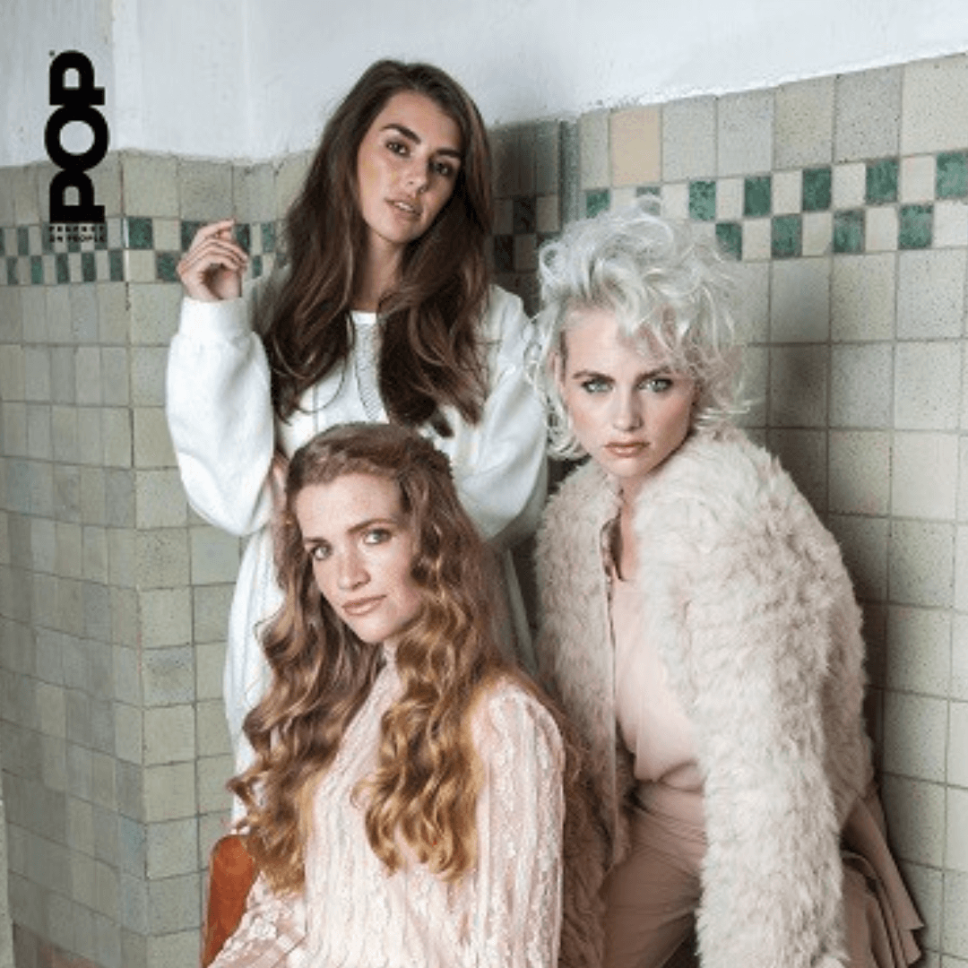 POP Haarverzorging – lifestylefoto met drie vrouwen met verschillende haartypes, glanzend, krullend en natuurlijk gestyled
