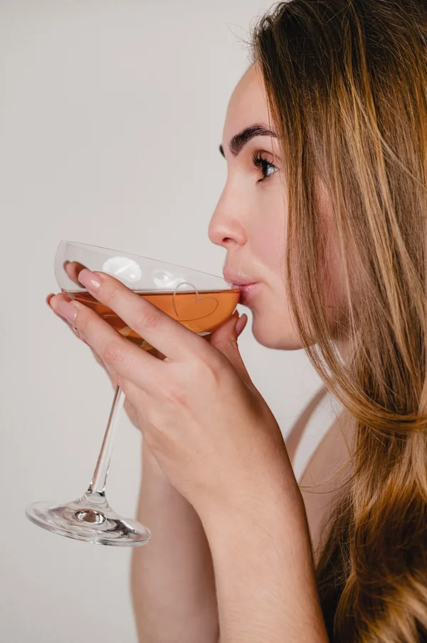 Hooggedoseerd marine collageen van The Swedish Glow – foto vrouw die drinkt van glas collageen