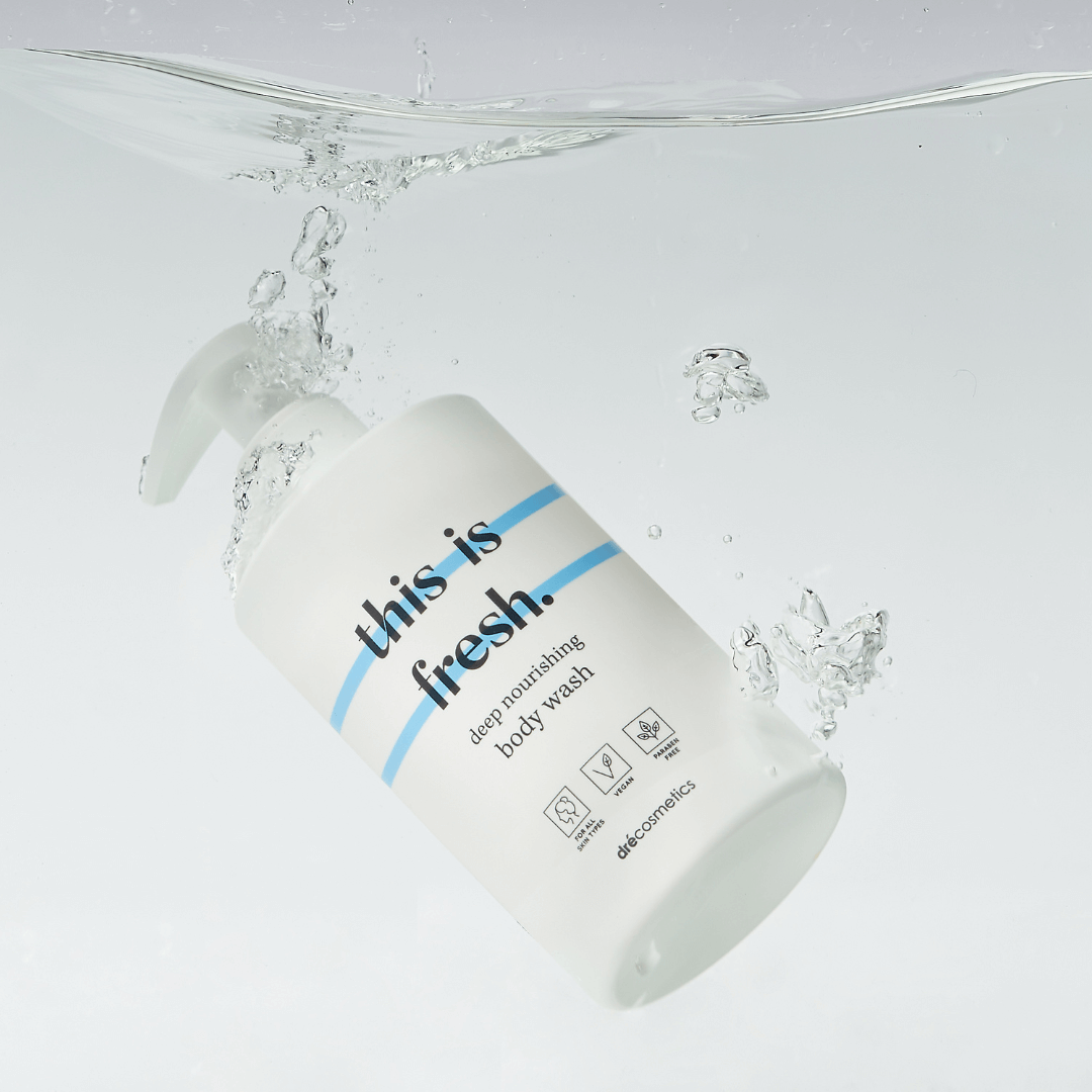 Zachte douchegel van This is Us – reiniging voor gevoelige huid - product in water achtergrond