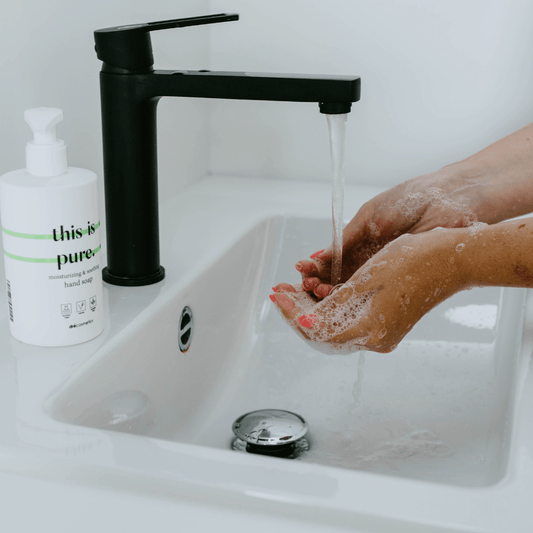 Milde handzeep van This is Us – reiniging zonder uitdroging, voorbeeld handen wassen onder kraan