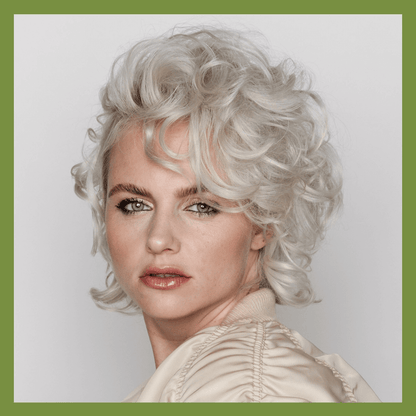 POP Haarstyling – lifestylefoto vrouw grijze haar en krullen