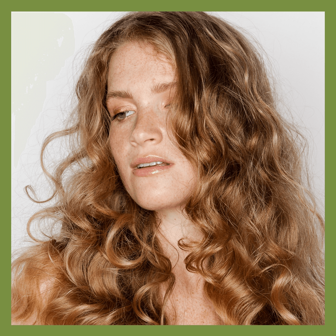 POP Haarstyling – lifestylefoto vrouw met lange haar en krullen